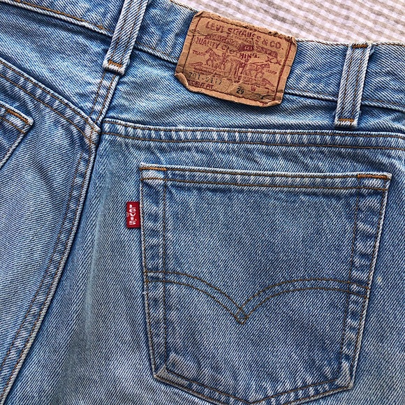 Vintage Levi’s jean shorts - Picture 2 of 5